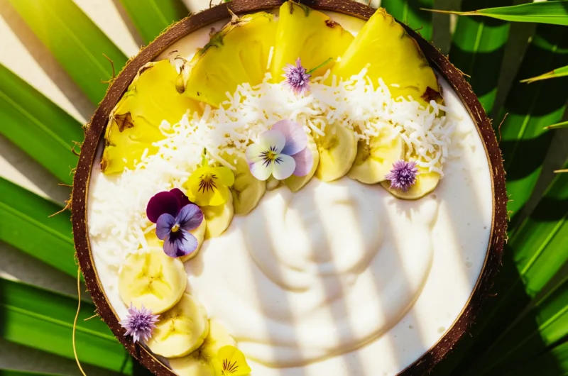 Escape to Paradise with This Coconut Pineapple Smoothie Bowl 🍍🥥